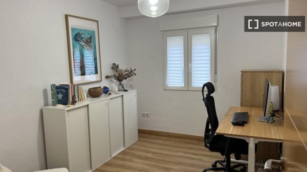 Apartamento de 2 dormitorios en alquiler en Torrefiel, Valencia