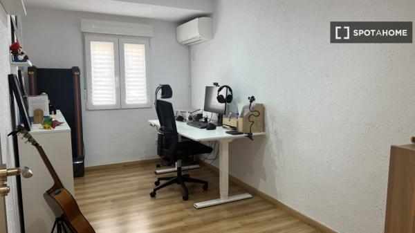 Apartamento de 2 dormitorios en alquiler en Torrefiel, Valencia