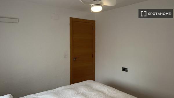 Apartamento de 2 dormitorios en alquiler en Torrefiel, Valencia