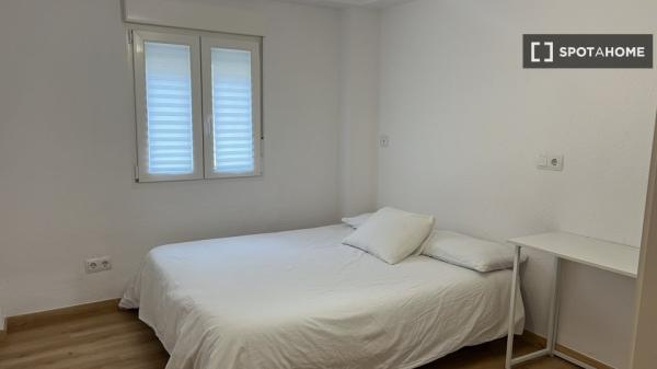 Apartamento de 2 dormitorios en alquiler en Torrefiel, Valencia
