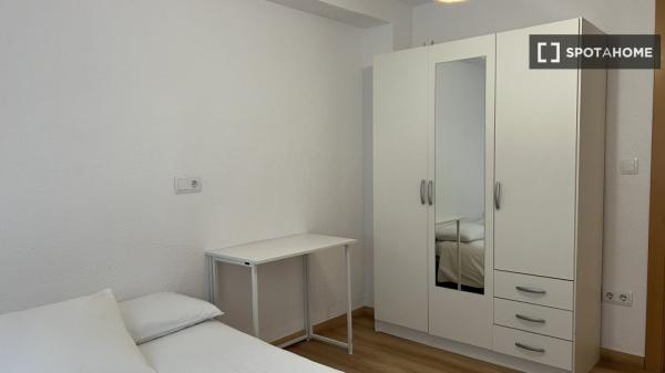 Apartamento de 2 dormitorios en alquiler en Torrefiel, Valencia