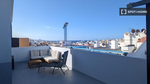 Chambre à louer dans un appartement partagé de 3 chambres à La Isleta.