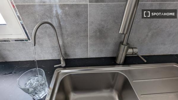 Chambre à louer dans un appartement partagé de 3 chambres à La Isleta.