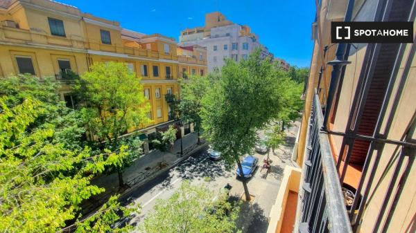 Piso de 5 habitaciones en alquiler en Arapiles, Madrid