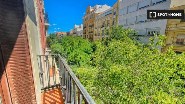 Piso de 5 habitaciones en alquiler en Arapiles, Madrid