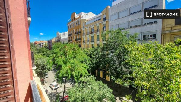 Piso de 5 habitaciones en alquiler en Arapiles, Madrid