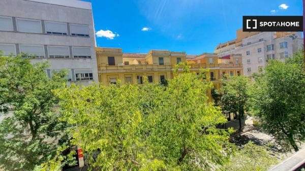Piso de 5 habitaciones en alquiler en Arapiles, Madrid