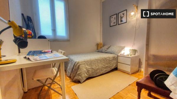 Piso de 5 habitaciones en alquiler en Arapiles, Madrid