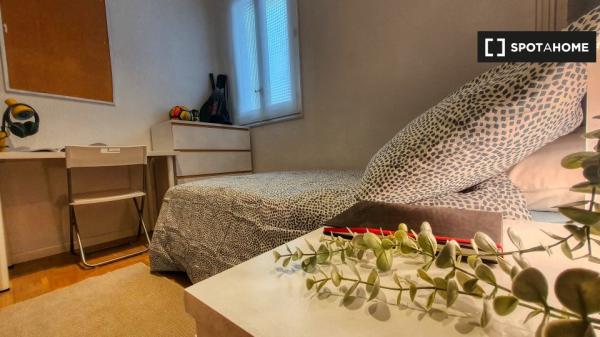 Piso de 5 habitaciones en alquiler en Arapiles, Madrid