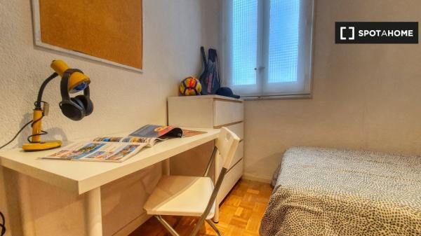 Piso de 5 habitaciones en alquiler en Arapiles, Madrid