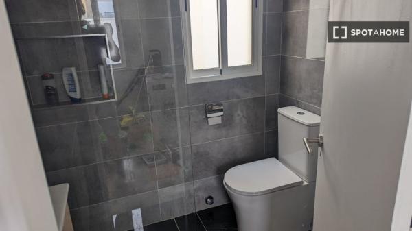 Chambre à louer dans un appartement partagé de 3 chambres à La Isleta.