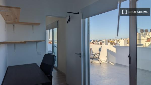 Chambre à louer dans un appartement partagé de 3 chambres à La Isleta.