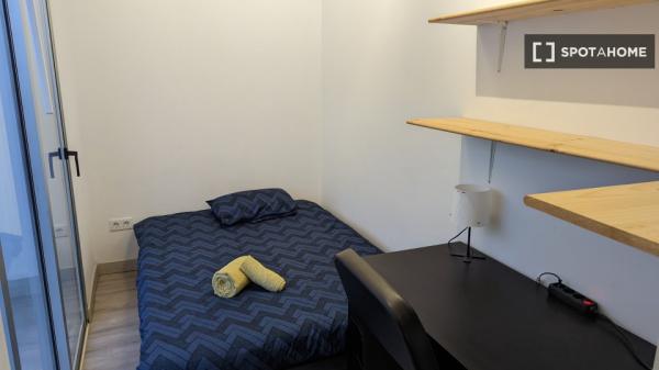 Chambre à louer dans un appartement partagé de 3 chambres à La Isleta.