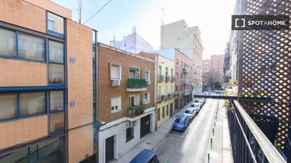 Piso de 3 habitaciones en alquiler en Berruguete, Madrid