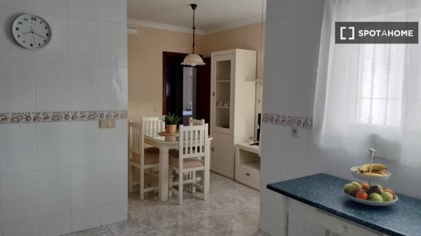 Apartamento de 3 dormitorios en alquiler en Nerja, Málaga.