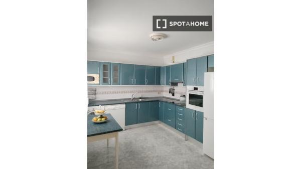 Apartamento de 3 dormitorios en alquiler en Nerja, Málaga.