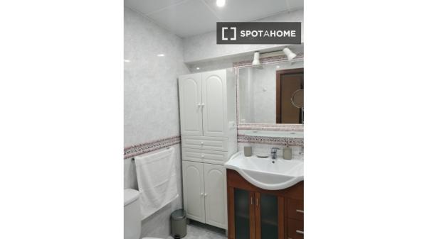 Apartamento de 3 dormitorios en alquiler en Nerja, Málaga.