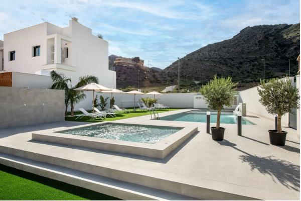 Chalet pareado en calle Bélgica, 3