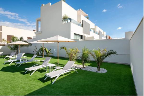 Chalet pareado en calle Bélgica, 3