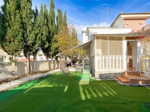 Chalet adosado en calle Sierra del Cid