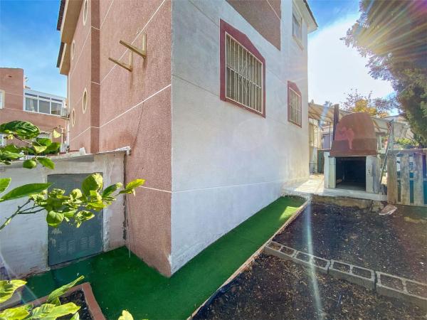 Chalet adosado en calle Sierra del Cid