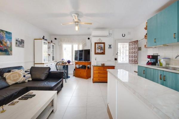 Chalet adosado en avenida las Alondras, 106