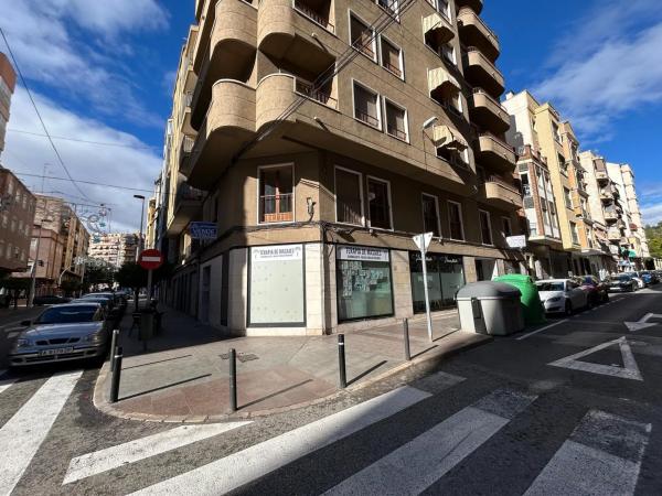 Piso en calle Reina Victoria, 128