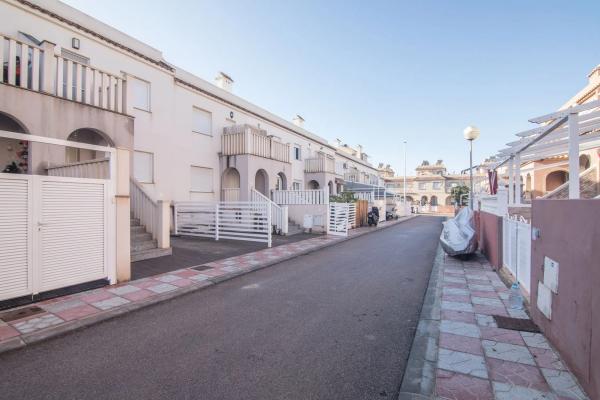 Chalet adosado en calle de Creta, 74