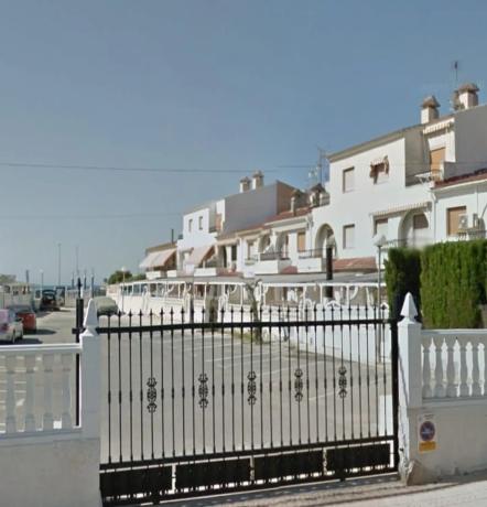 Chalet pareado en calle Biar, 1