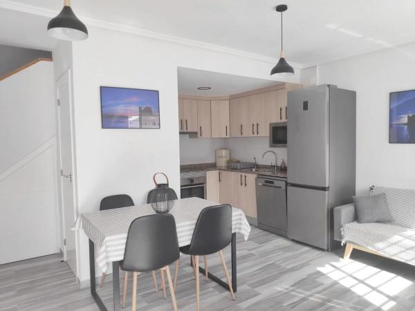 Chalet pareado en calle Biar, 1