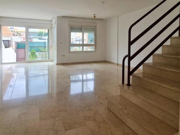 Chalet adosado en calle Océano