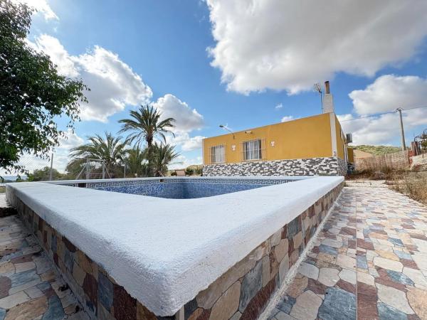 Casa independiente en camino de la Alegría