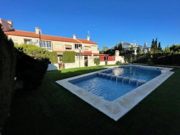 Chalet adosado en calle Font del Salmitre, 2