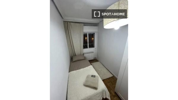 Chambre dans un appartement partagé de 4 chambres, Quintana, Madrid.