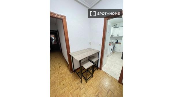 Chambre dans un appartement partagé de 4 chambres, Quintana, Madrid.