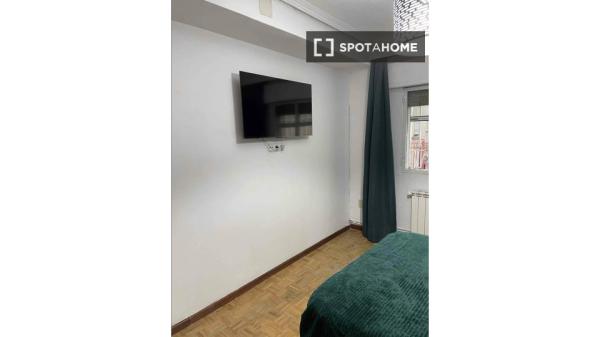 Chambre dans un appartement partagé de 4 chambres, Quintana, Madrid.