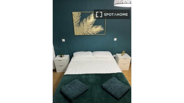 Chambre dans un appartement partagé de 4 chambres, Quintana, Madrid.