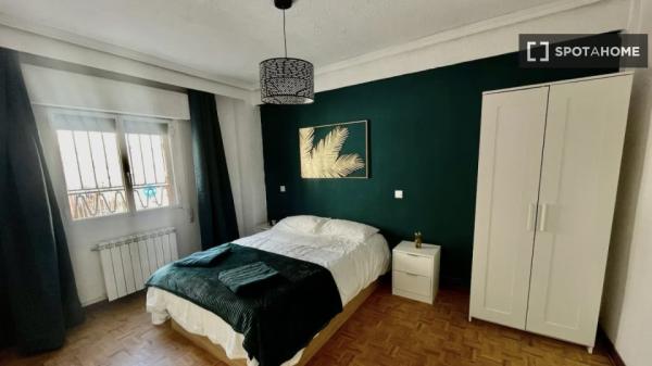 Chambre dans un appartement partagé de 4 chambres, Quintana, Madrid.