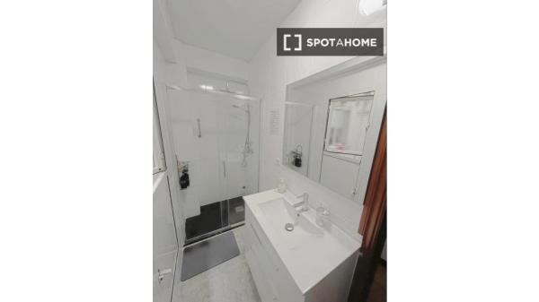 Chambre dans un appartement partagé de 4 chambres, Quintana, Madrid.