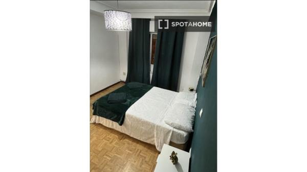Chambre dans un appartement partagé de 4 chambres, Quintana, Madrid.