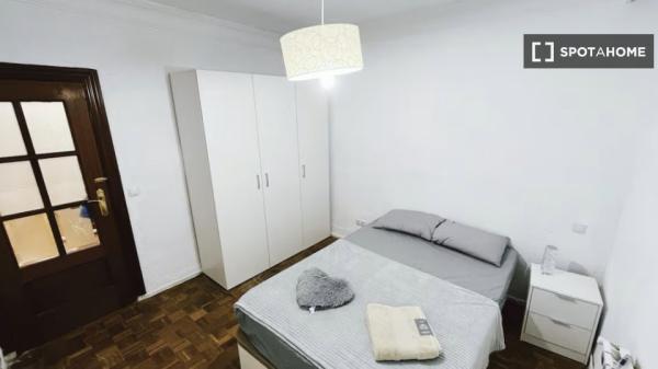 Chambre dans un appartement partagé de 4 chambres, Quintana, Madrid.