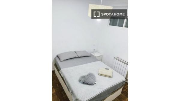 Chambre dans un appartement partagé de 4 chambres, Quintana, Madrid.