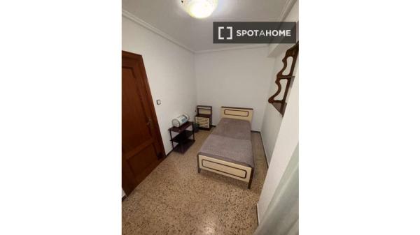Habitación compartida de 4 habitaciones en Albors, Valencia