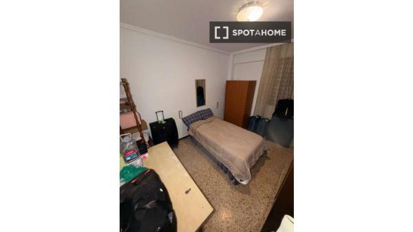 Habitación compartida de 4 habitaciones en Albors, Valencia