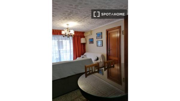 Habitación compartida de 4 habitaciones en Albors, Valencia