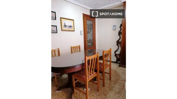 Habitación compartida de 4 habitaciones en Albors, Valencia