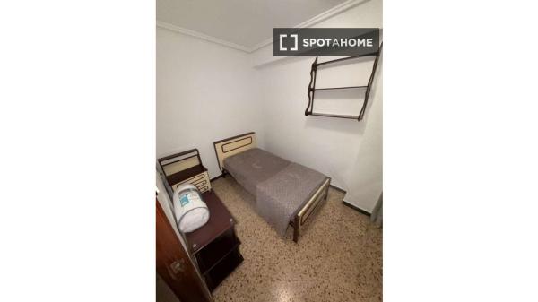 Habitación compartida de 4 habitaciones en Albors, Valencia