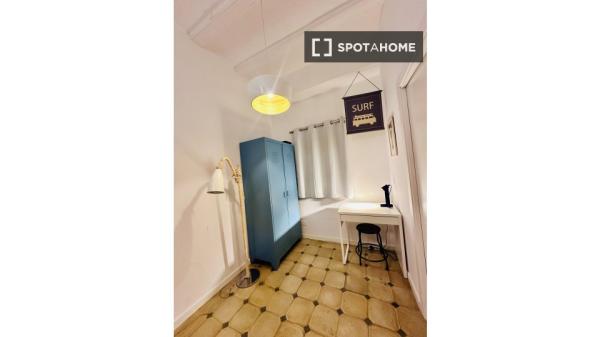 Room in shared apartment in Barcelona
