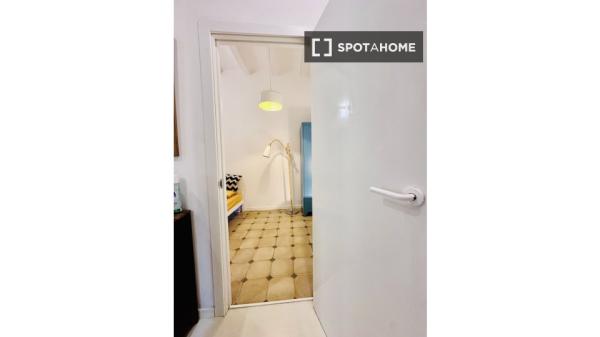 Room in shared apartment in Barcelona