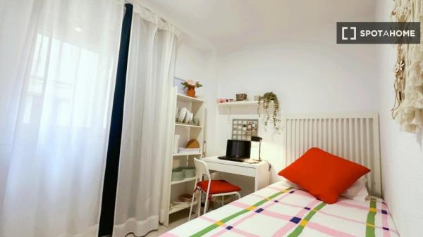 Chambre en colocation dans un appartement de 6 chambres, Alicante